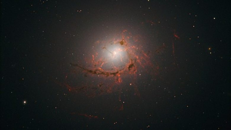 Videos e NASA-s: Vrima e zezë gjigante “gëlltit” galaksinë
