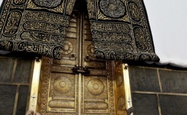 Shuajeni kurreshtjen, shikoni çfarë ka brenda Qabesë në Mekë (Foto/Video)
