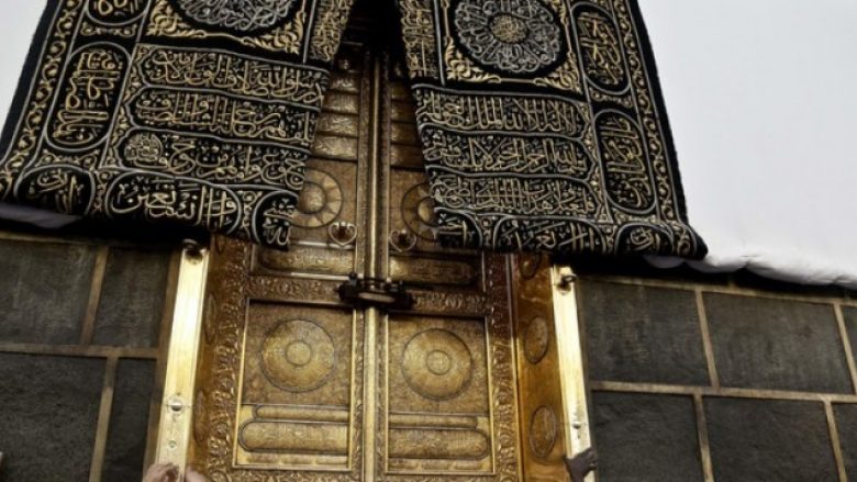 Shuajeni kurreshtjen, shikoni çfarë ka brenda Qabesë në Mekë (Foto/Video)