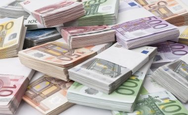 Shqiptarët i mbajnë kursimet “nën jastëk”