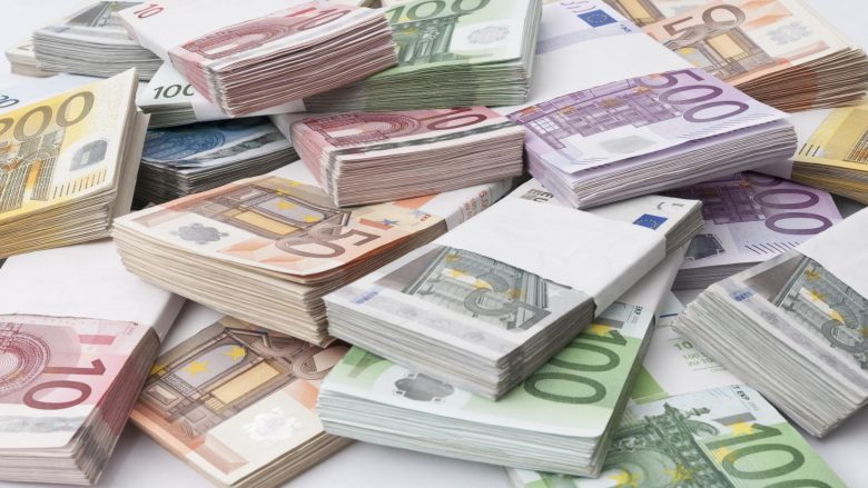 Shqiptarët i mbajnë kursimet “nën jastëk”