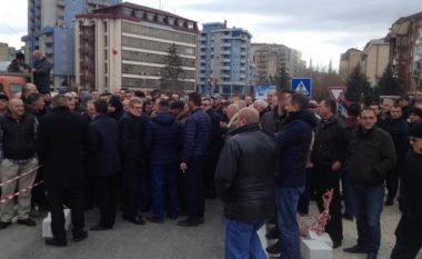 Veteranët e luftës në Mitrovicë mblidhen te muri