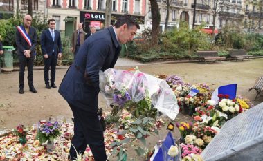 Veseli nderon viktimat e terrorizmit në Paris (Foto)