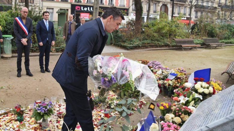 Veseli nderon viktimat e terrorizmit në Paris (Foto)