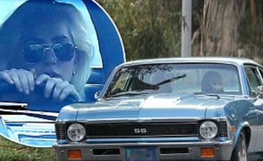Lady Gaga shëtitet në rrugët e Santa Monicas me një Chevrolet klasik, por nuk ishte vetëm (Foto)