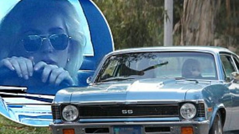 Lady Gaga shëtitet në rrugët e Santa Monicas me një Chevrolet klasik, por nuk ishte vetëm (Foto)