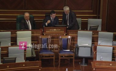 Dy ulëse më shumë në sallën e Kuvendit të Kosovës, nuk dihet se për kënd janë (Foto)