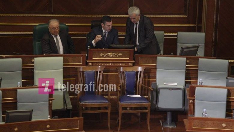 Dy ulëse më shumë në sallën e Kuvendit të Kosovës, nuk dihet se për kënd janë (Foto)