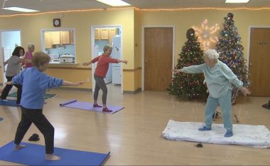 Shikoni këtë 105-vjeçare duke dhënë mësime joga (Video)