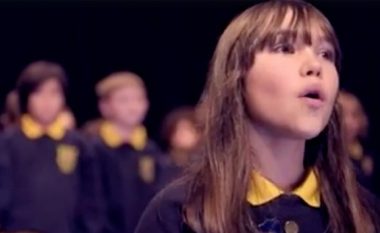 Interpretimi i këngës “Hallelujah” nga vajza me autizëm që ka mahnitur të gjithë! (Video)