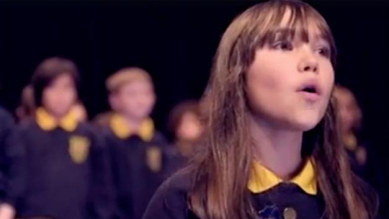 Interpretimi i këngës “Hallelujah” nga vajza me autizëm që ka mahnitur të gjithë! (Video)