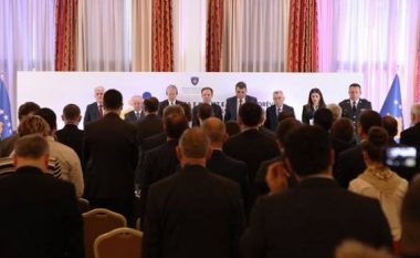 Nis me një minutë heshtje për viktimat e mbrëmshme konferenca e katërt e Ambasadorëve të Kosovës