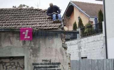 Kukulla mbi çatinë e shtëpisë e mbushur me letra, nuk ka mjet të dyshuar shpërthyes (Foto/Video)