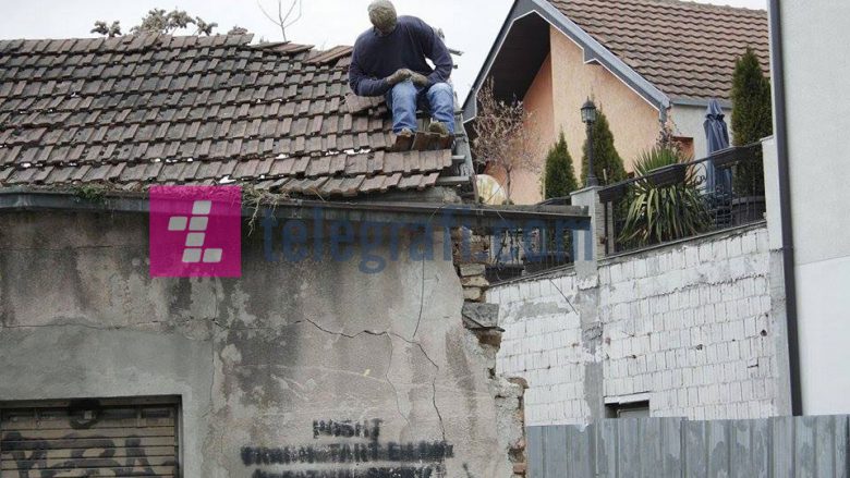 Kukulla mbi çatinë e shtëpisë e mbushur me letra, nuk ka mjet të dyshuar shpërthyes (Foto/Video)