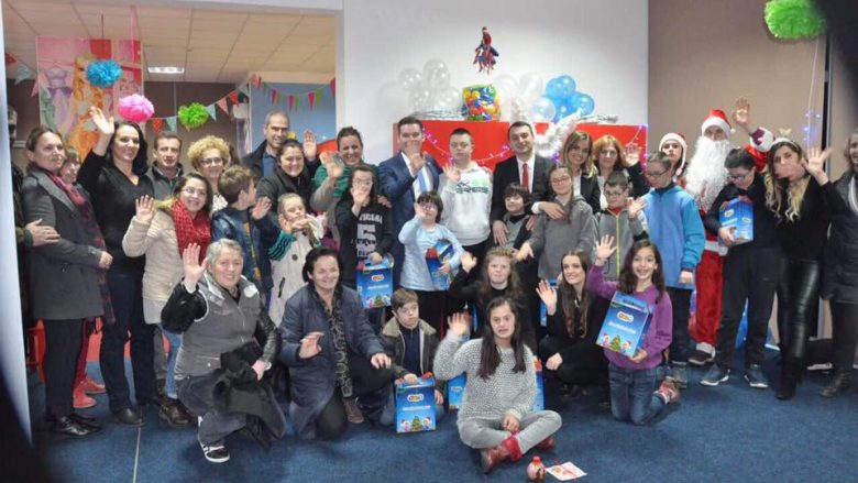 Banka Ekonomike shpërndanë dhurata për fëmijët e shoqatave të ndryshme