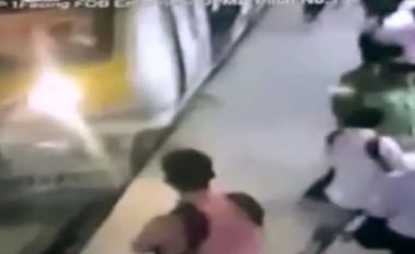 Momenti kur treni shtyp për vdekje gruan, që hidhet në binarë nga hajduti që ia vjedh qaforen e arit (Foto/Video, +18)