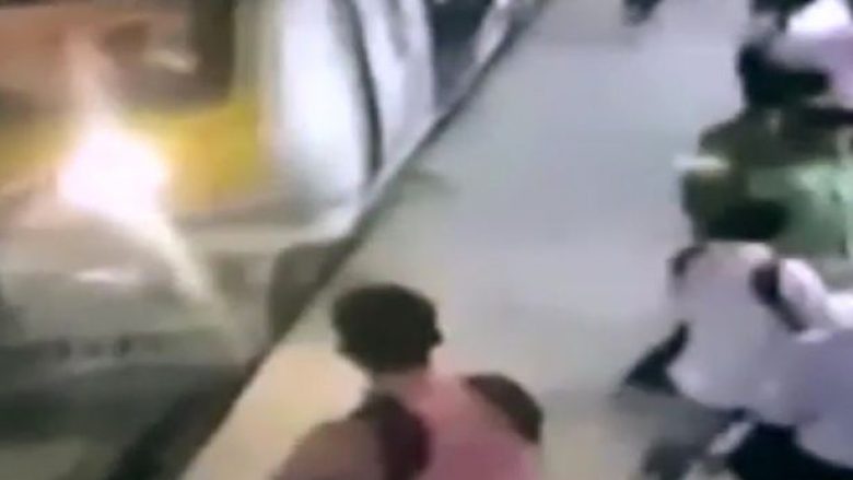 Momenti kur treni shtyp për vdekje gruan, që hidhet në binarë nga hajduti që ia vjedh qaforen e arit (Foto/Video, +18)