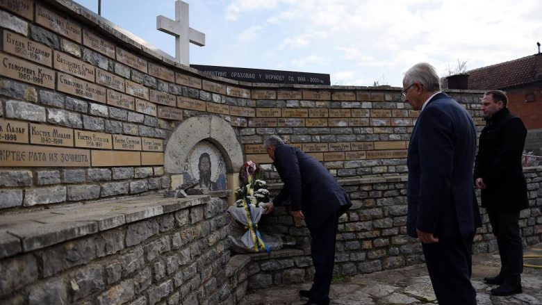 Thaçi nderon serbët e vrarë në Hoçë të Madhe të Rahovecit