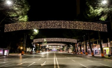Kështu duket nga qielli Tirana e ndriçuar për festat e fundvitit (Video)