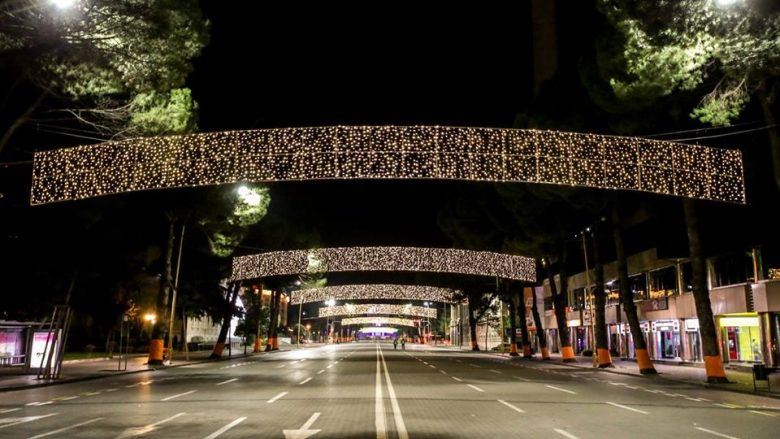 Kështu duket nga qielli Tirana e ndriçuar për festat e fundvitit (Video)