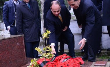Presidenti Nishani përkulet para varrit të Sami Frashërit në Stamboll