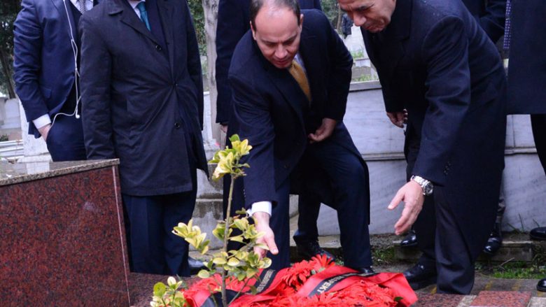 Presidenti Nishani përkulet para varrit të Sami Frashërit në Stamboll