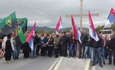 Serbët ia bllokojnë rrugën komandantit të KFOR-it