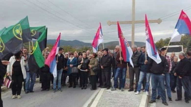 Serbët ia bllokojnë rrugën komandantit të KFOR-it