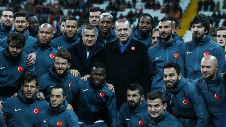 Herolind Shala dhe yjet e futbollit turk kështu nderojnë viktimat nga sulmet terroriste (Foto)