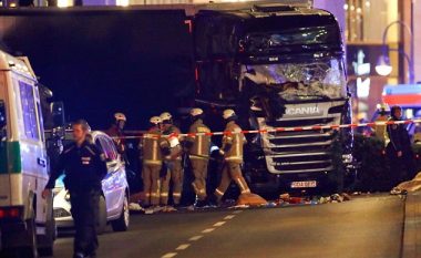 Njolla gjaku dhe veshmbathje: Berlini pas sulmit me kamion (Video)