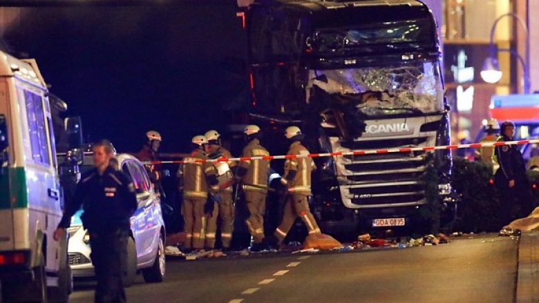 Njolla gjaku dhe veshmbathje: Berlini pas sulmit me kamion (Video)