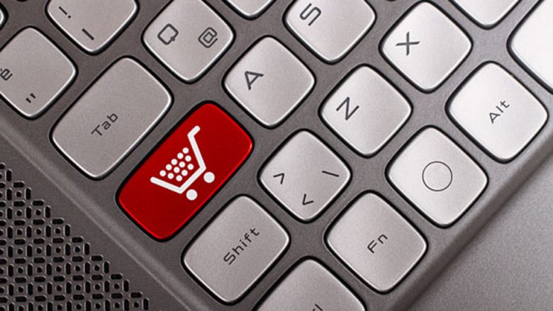 Raport: 80% e amerikanëve blejnë gjëra online!