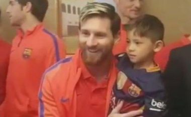 Takimi i shumëpritur erdhi, Messi takon djaloshin me fanellën e najlonit (Foto/Video)