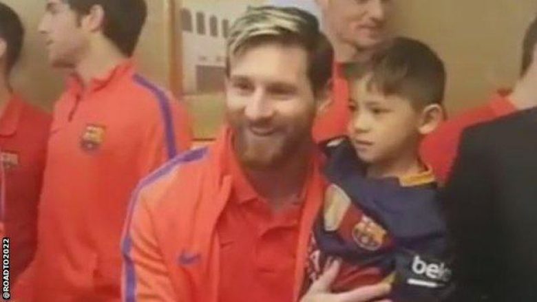 Takimi i shumëpritur erdhi, Messi takon djaloshin me fanellën e najlonit (Foto/Video)