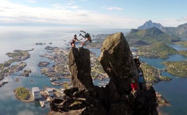 Jeta, në fije të perit: Kërcimi i frikshëm – nga njëri shkëmb te tjetri, në lartësinë e 365 metrave! (Video)