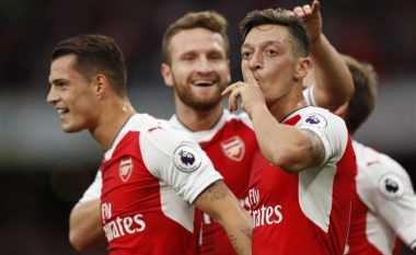 Mustafi, Xhaka e Ozil prezantojnë ‘uniformën’ e re të Arsenalit për Krishtlindje (Foto)