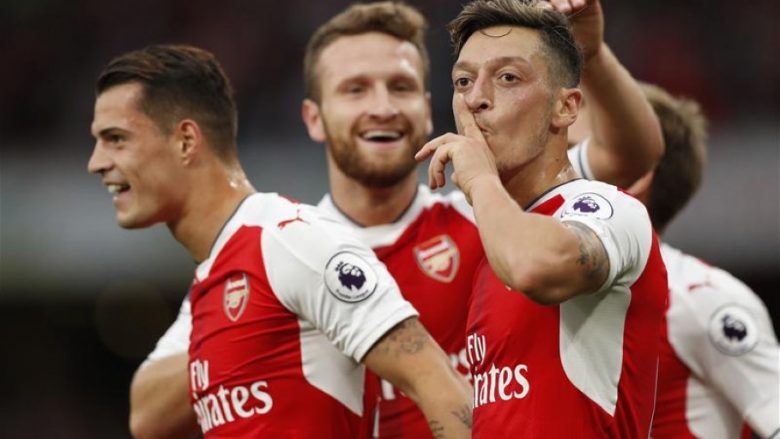 Mustafi, Xhaka e Ozil prezantojnë ‘uniformën’ e re të Arsenalit për Krishtlindje (Foto)