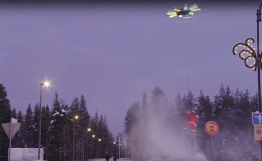 Babagjyshi i Vitit të Ri pa sajën me drerë, fluturon lartë me dronin gjigant (Video)