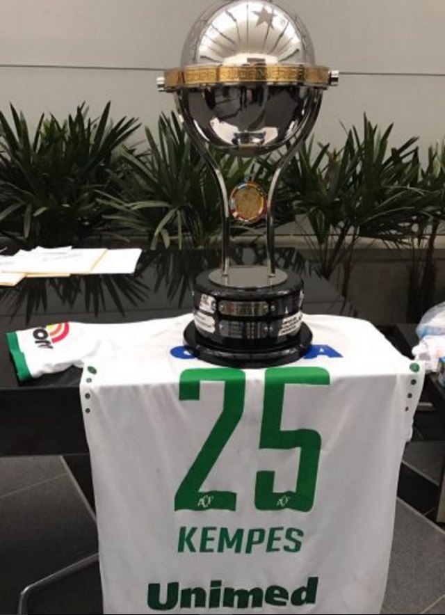 Trofeu i dhuruar për Chapecoensen nga skuadra kolumbiane Santa Fe