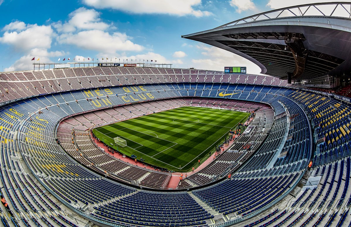Camp Nou disa orë para fillimit të ndeshjes.