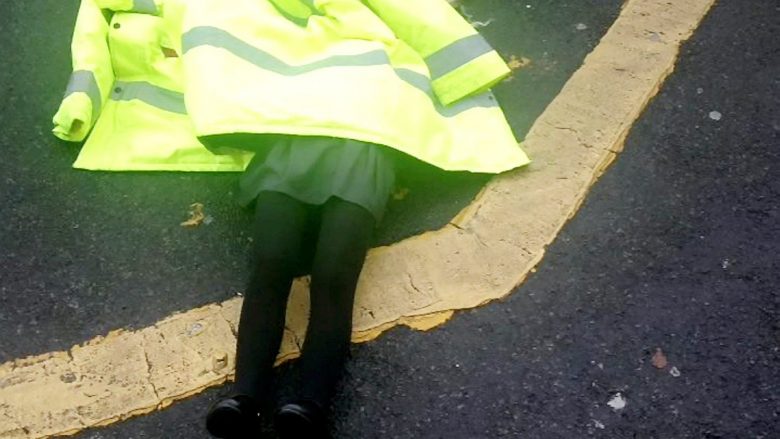 Fotografia e ‘vajzës së aksidentuar’ pranë shkollës, i shqetësoi shumë prindërit e nxënësve (Foto)