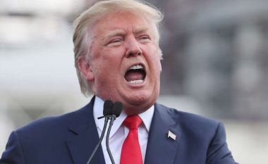 Trumpi nevrik “shfaqet” në specin e kuq (Foto)