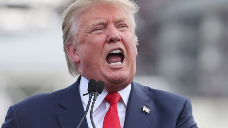 Trumpi nevrik “shfaqet” në specin e kuq (Foto)