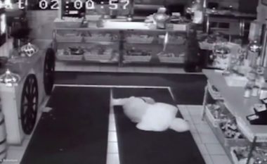 Hajni i dehur e theu restorantin e fjeti në dysheme, pronari e fali sepse vet u lajmërua e kërkoi falje (Video)