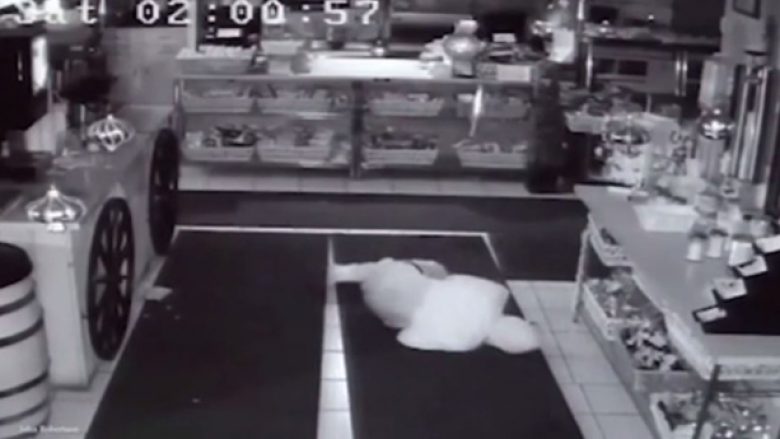 Hajni i dehur e theu restorantin e fjeti në dysheme, pronari e fali sepse vet u lajmërua e kërkoi falje (Video)