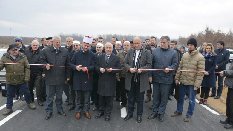 Ministri Zharku përuroi rrugën Kaçanik – Stagovë