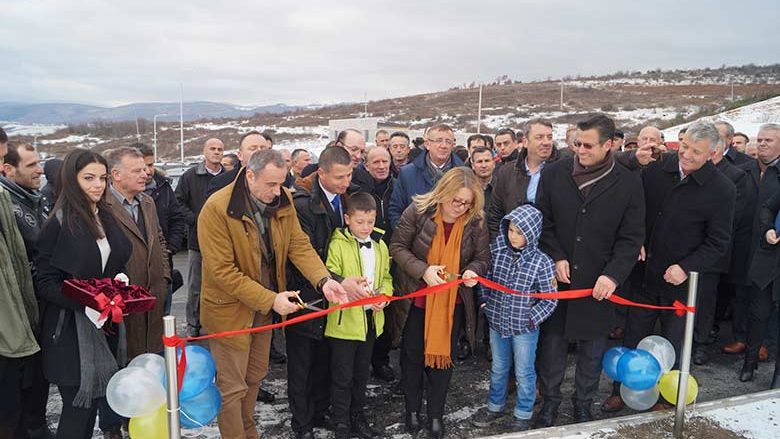 Ministrja Bajrami mori pjesë në inaugurimin e selisë së re të fabrikës “Kalaja Epox”