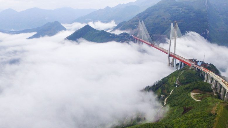 Kina ndërton urën më të lartë ndonjëherë: Lidh dy male dhe kalon mbi re (Foto)