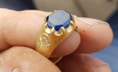 Kërkuesi amator, gjeti me detektor unazën e punuar në mesjetë (Foto)