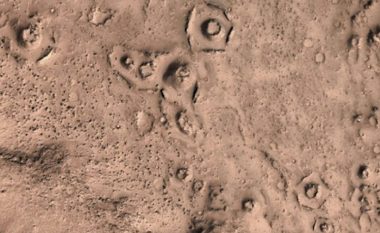 Kërkuesit e UFO-ve pretendojnë se në Mars kanë gjetur ‘qytete të fortifikuara’ (Foto)